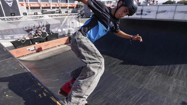 Un dels patinadors durant la prova d’acrobàcies al ‘halfpipe’.
