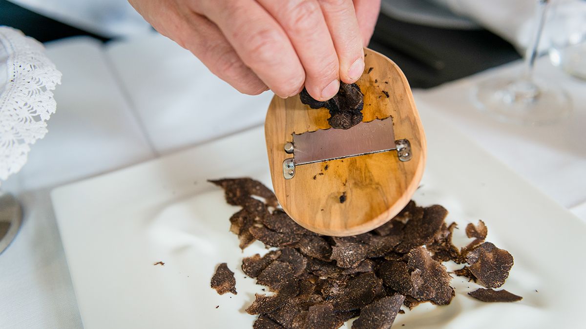 La trufa negra se ralla al momento y protagoniza algunos menús de temporada en el interior de Catalunya.