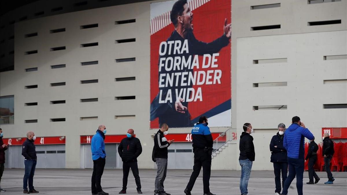 Primer dia de vacunacion en el Wanda Metropolitano  el estadio del Atletico de Madrid  de policias municipales  bomberos y profesionales de Proteccion Civil  este jueves en Madrid  donde comienza tambien la vacunacion para profesores de hasta 55 anos con dosis de AstraZeneca en el Wanda  en centros de atencion primaria y en el hospital Enfermera Isabel Zendal  EFE  Juan Carlos Hidalgo