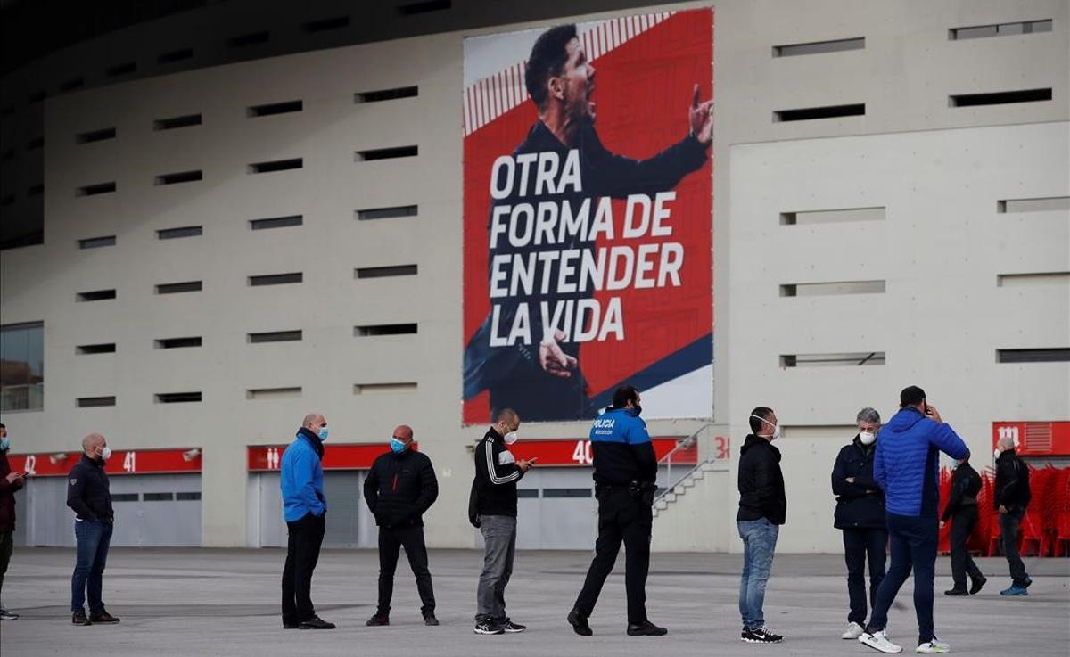 Primer dia de vacunacion en el Wanda Metropolitano el estadio del Atletico de Madrid de policias municipales bomberos y profesionales de Proteccion Civil este jueves en Madrid donde comienza tambien la vacunacion para profesores de hasta 55 anos con dosis de AstraZeneca en el Wanda en centros de atencion primaria y en el hospital Enfermera Isabel Zendal EFE Juan Carlos Hidalgo Primer dia de vacunacion en el Wanda Metropolitano el estadio del Atletico de Madrid de policias municipales bomberos y profesionales de Proteccion Civil este jueves en Madrid donde comienza tambien la vacunacion para profesores de hasta 55 anos con dosis de AstraZeneca en el Wanda en centros de atencion primaria y en el hospital Enfermera Isabel Zendal EFE Juan Carlos Hidalgo