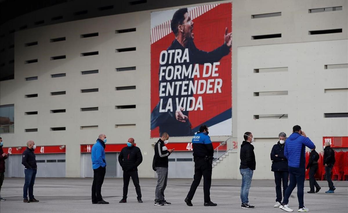 Primer dia de vacunacion en el Wanda Metropolitano  el estadio del Atletico de Madrid  de policias municipales  bomberos y profesionales de Proteccion Civil  este jueves en Madrid  donde comienza tambien la vacunacion para profesores de hasta 55 anos con dosis de AstraZeneca en el Wanda  en centros de atencion primaria y en el hospital Enfermera Isabel Zendal  EFE  Juan Carlos Hidalgo