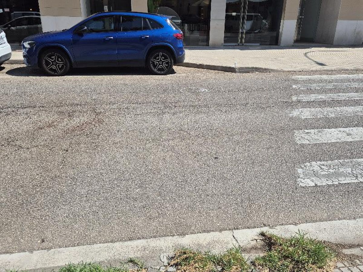 Dibujo policial y restos de sangre en el punto donde se produjo el atropello.