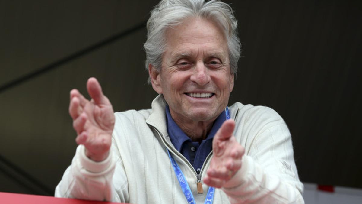 Michael Douglas sigue desde un balcón el Gran Premio de Mónaco de automovilismo, el pasado 25 de mayo.