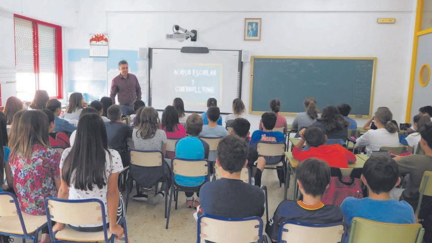 Óscar Sánchez Ruíz, agente de Policía Local de Elche, licenciado en Criminología y experto en redes sociales, charlará con alumnos de sexto de Primaria.