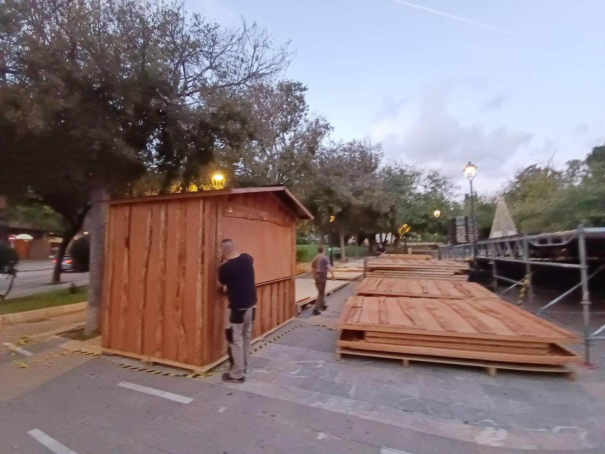 El martes los operarios empezaron a montar las casetas del mercado de Navidad de sa Feixina.