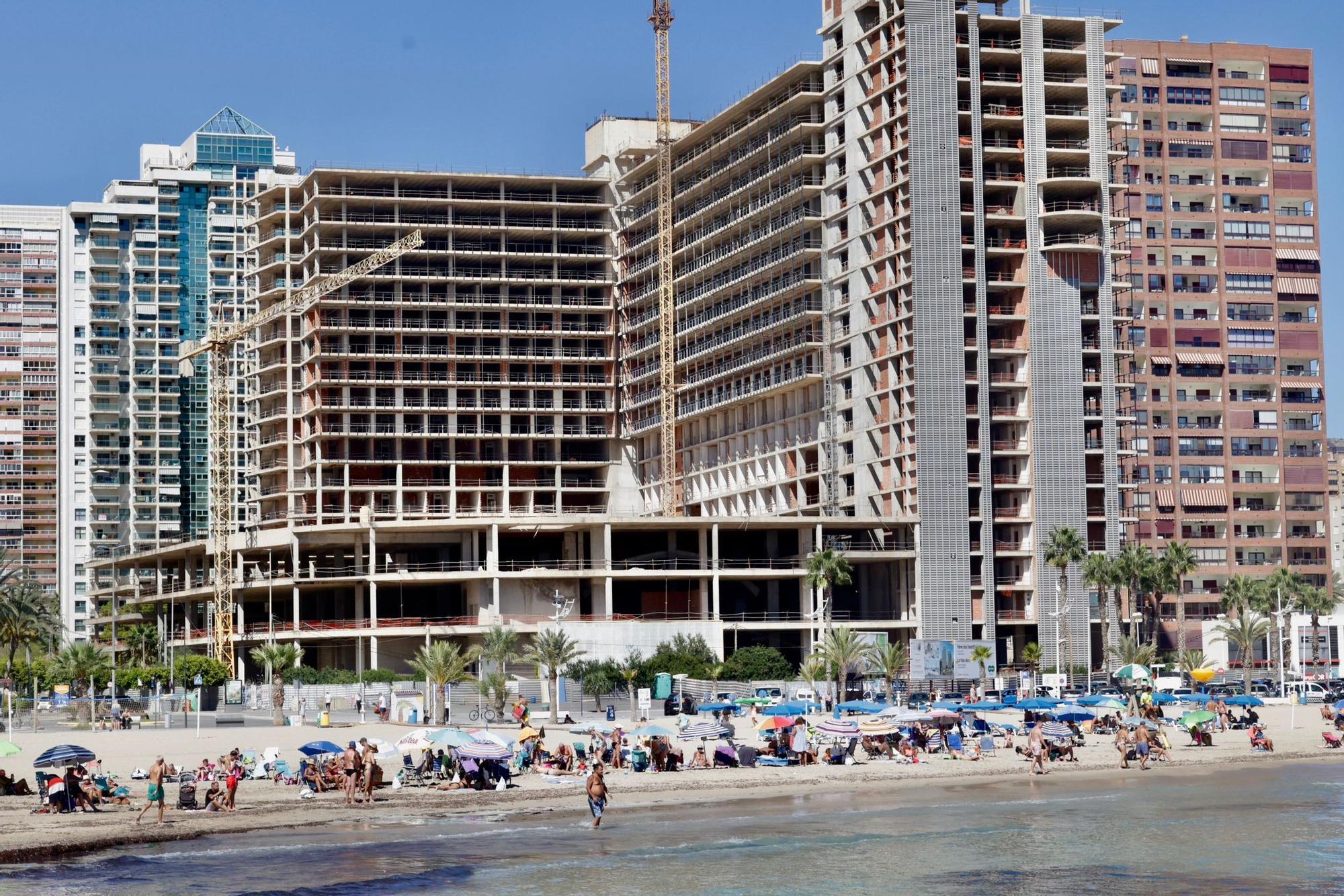 El macrohotel Atrium Beach lleva casi 20 años con las obras paradas