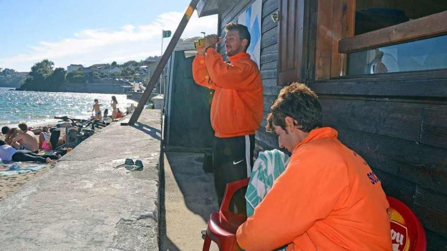 Socorristas en la playa de O Con en el verano pasado. // Gonzalo Núñez