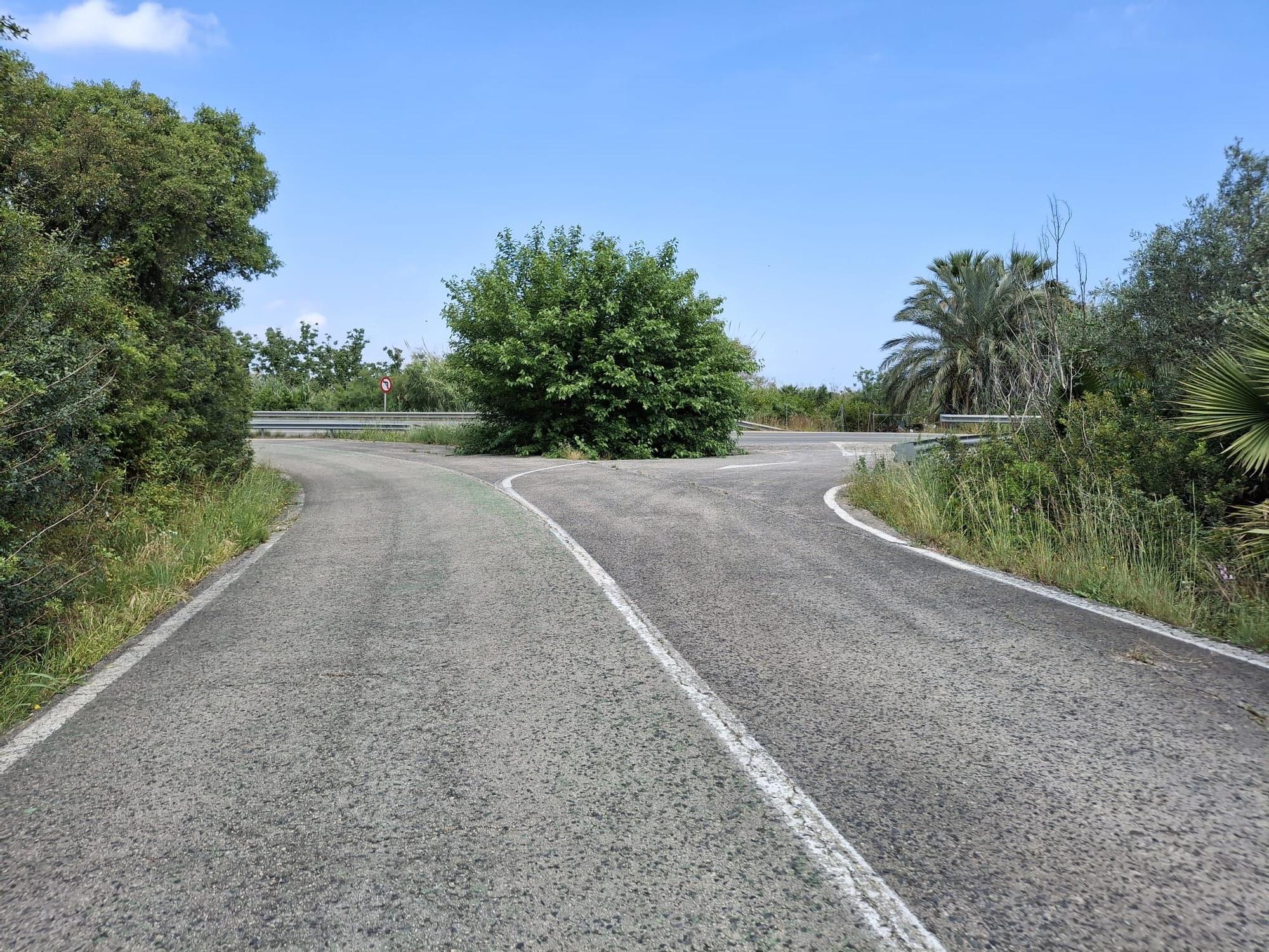 El deteriorado carril bici de El Verger a Pego y el peligroso cruce de Monte Pego