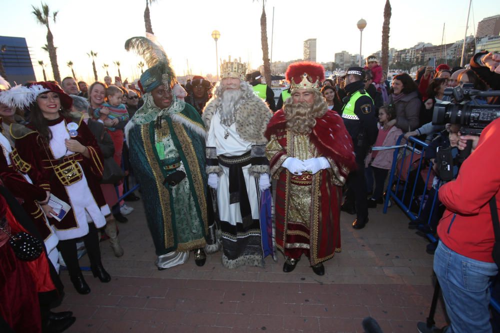 La Cabalgata ha partido poco después de las siete de la tarde desde la avenida de la Estación, con 24 carrozas cargadas con 30.000 juguetes y sacos con 6.000 kilos de caramelos.