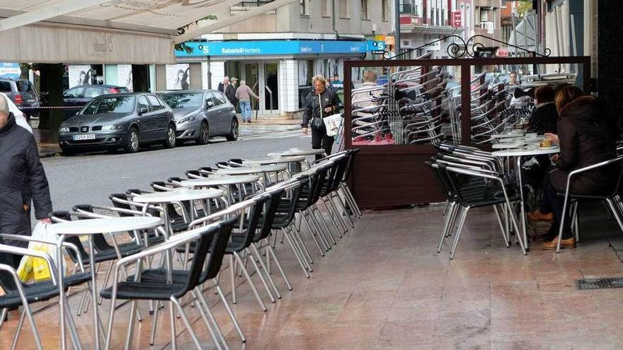 Una terraza situada en el centro de Pola de Lena, con las sillas debidamente colocadas.