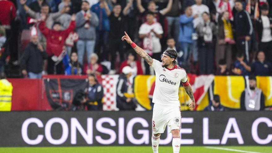 El coraje y el balón parado rescatan al Sevilla en el estreno de García Plaza en el Sánchez-Pizjuán