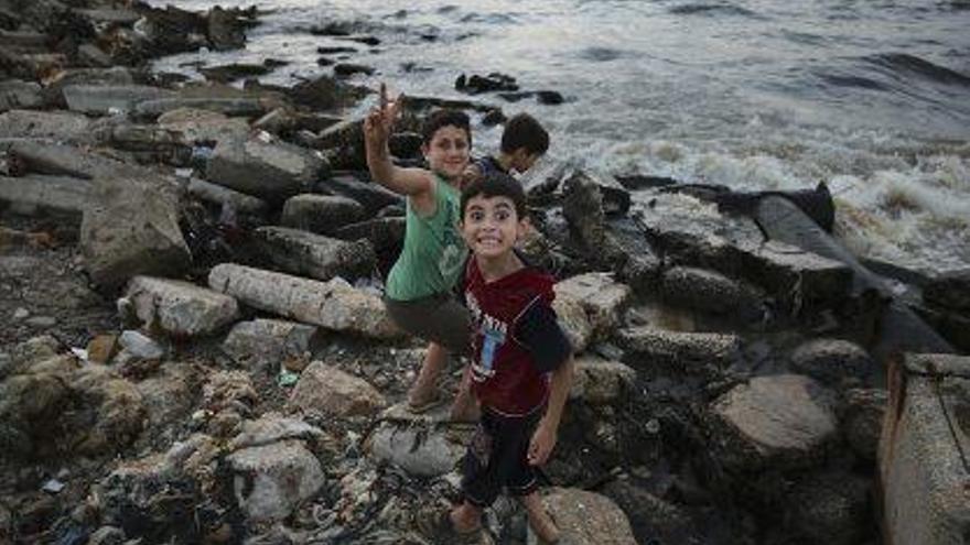 Nens refugiats juguen a la vora del mar, al nord de Gaza