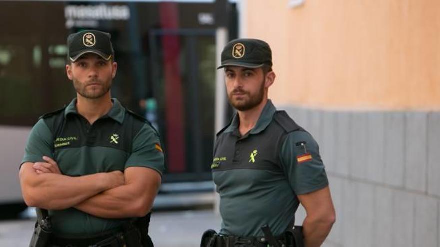 Los dos agentes, ayer frente a la Comandancia de la Guardia Civil. Jorge, el que se lanzó a la agua, a la izquierda, y Justo, a la derecha.