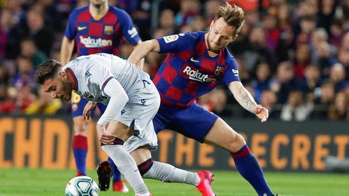 Ivan Rakitic, en una acción contra el Levante, el último partido disputado por el FC Barcelona