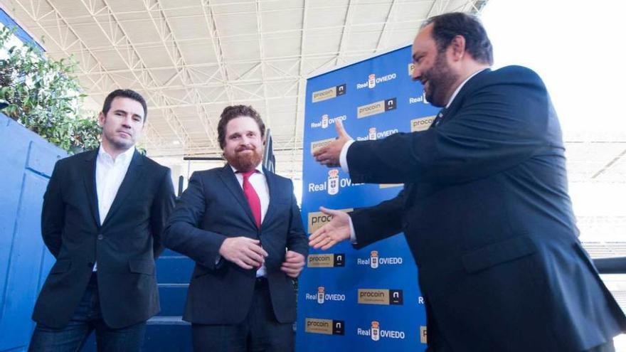 Por la izquierda, el asesor del Oviedo Joaquín del Olmo, el director ejecutivo de Procoin, José Luis Herrero, y el presidente del club azul, Jorge Menéndez Vallina, ayer en el palco de honor del Tartiere.