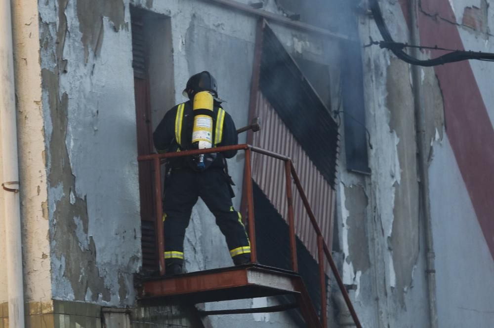 Un incendio en la antigua fábrica de hielo enciende las alarmas en la ciudad