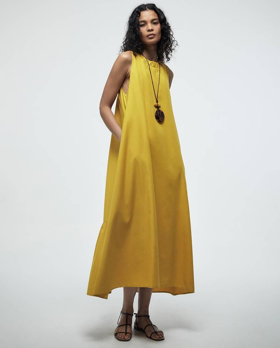 Vestido con frunce en la espalda de Sfera