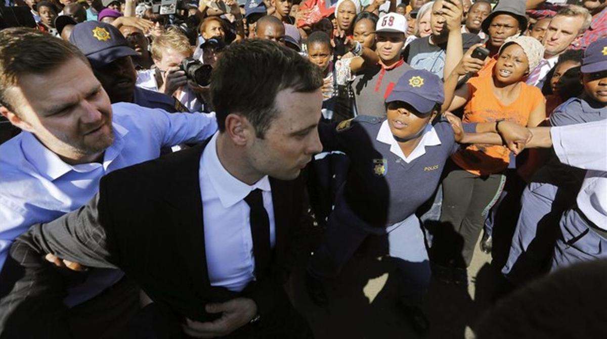 L’atleta paralímpic Oscar Pistorius surt del Tribunal Superior de Pretòria.