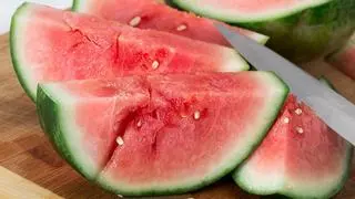 Cómo elegir la sandía perfecta: el truco de los fruteros expertos para combatir el calor