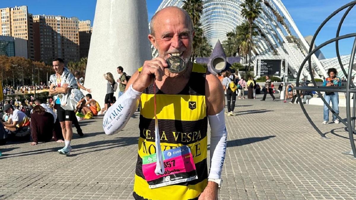 El corredor de Novetlè Vicent Úbeda, tras el maratón de Valencia.