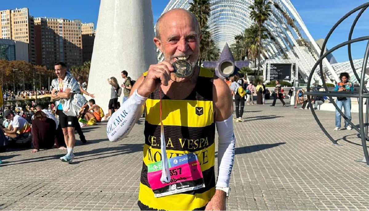 El corredor de Novetlè Vicent Úbeda, tras el maratón de Valencia.