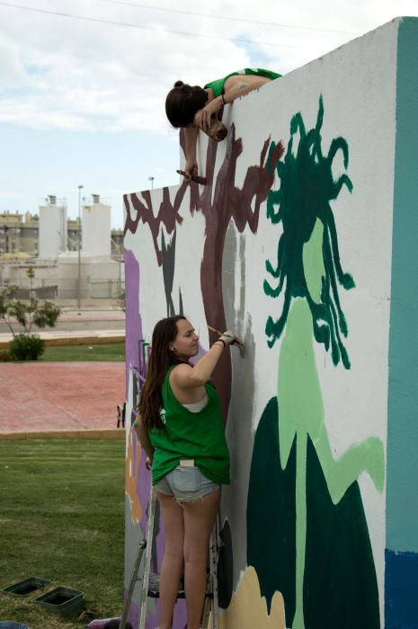 Una veintena de alumnos de Bachillerato de Arte del IES Universidad Laboral transforma en tres días un pintarrajeado depósito de agua de Parques y Jardines en una obra de arte.