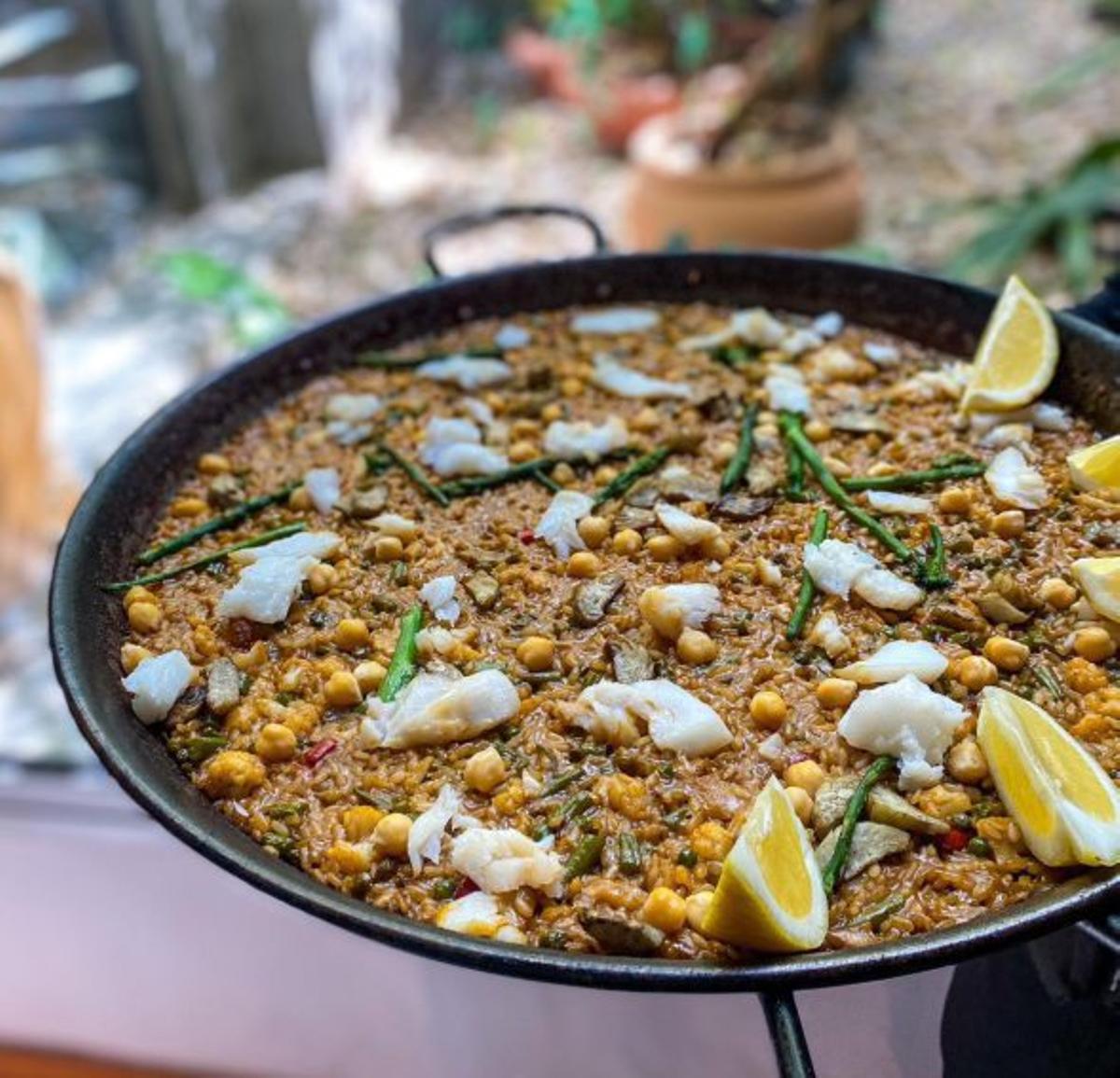 El Bungalow: Eine caldoso-Paella mit Hummer und eine meloso mit Meeresfrüchten.   | F.: EL BUNGALOW