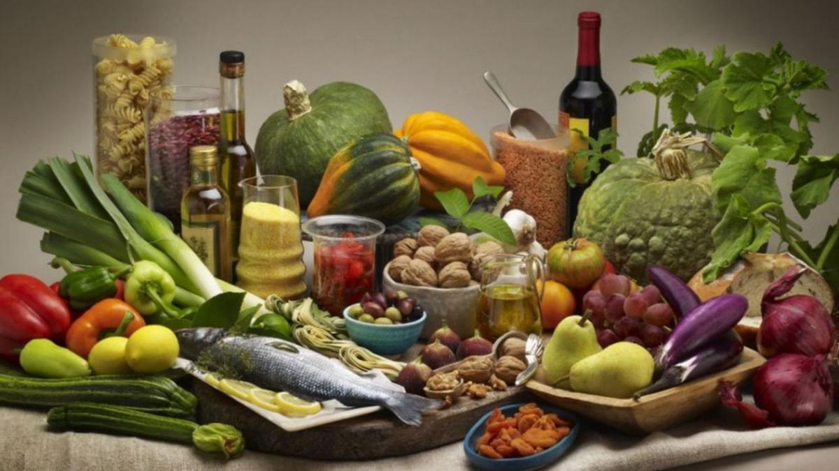 Un ‘bodegón’ con una ajustada proporción de los productos que componen la dieta mediterránea.