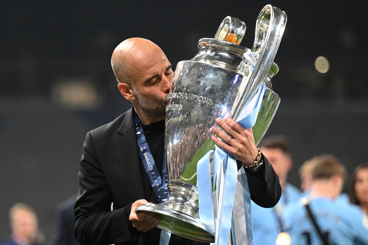 L'entrenador del Manchester City, Pep Guardiola, besa el trofeu en guanyar la Champions 2023