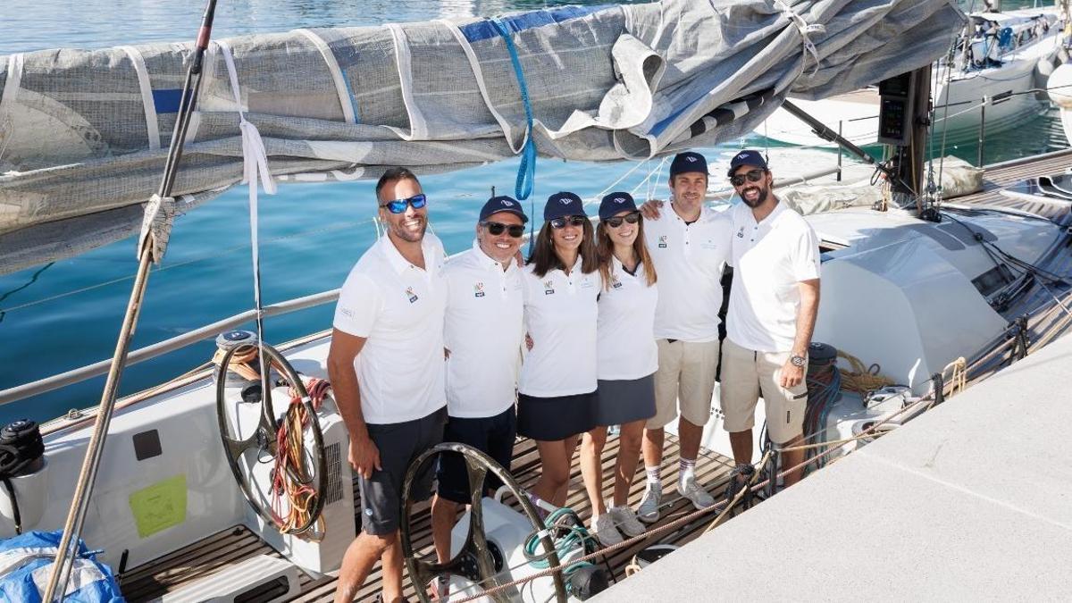 Varios regatistas posan tras la X Regata a Travesía APD.