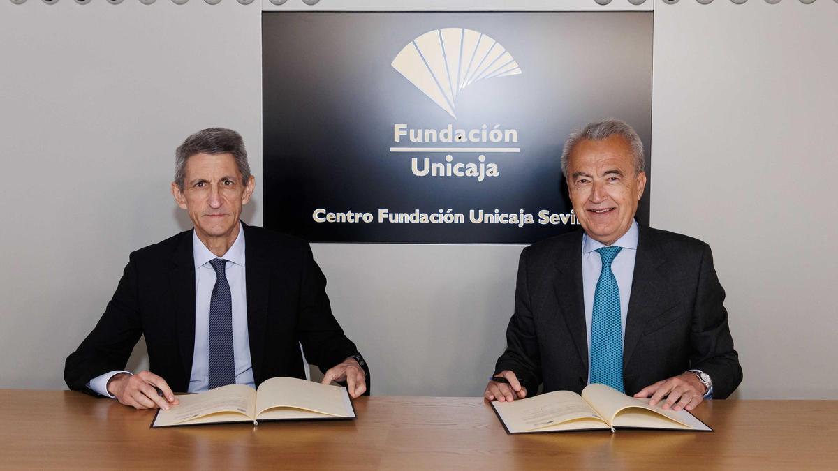 El presidente de la Fundación Unicaja, José Manuel Domínguez, y el director de la Real Academia Sevillana de Buenas Letras, Pablo Gutiérrez-Alviz, han firmado el acuerdo