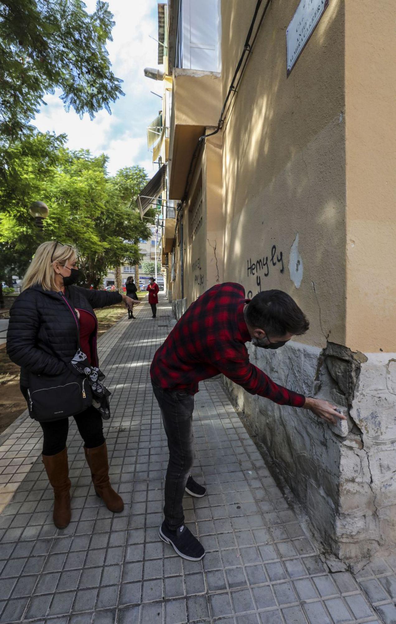 Un barrio humilde que se cae a trozos