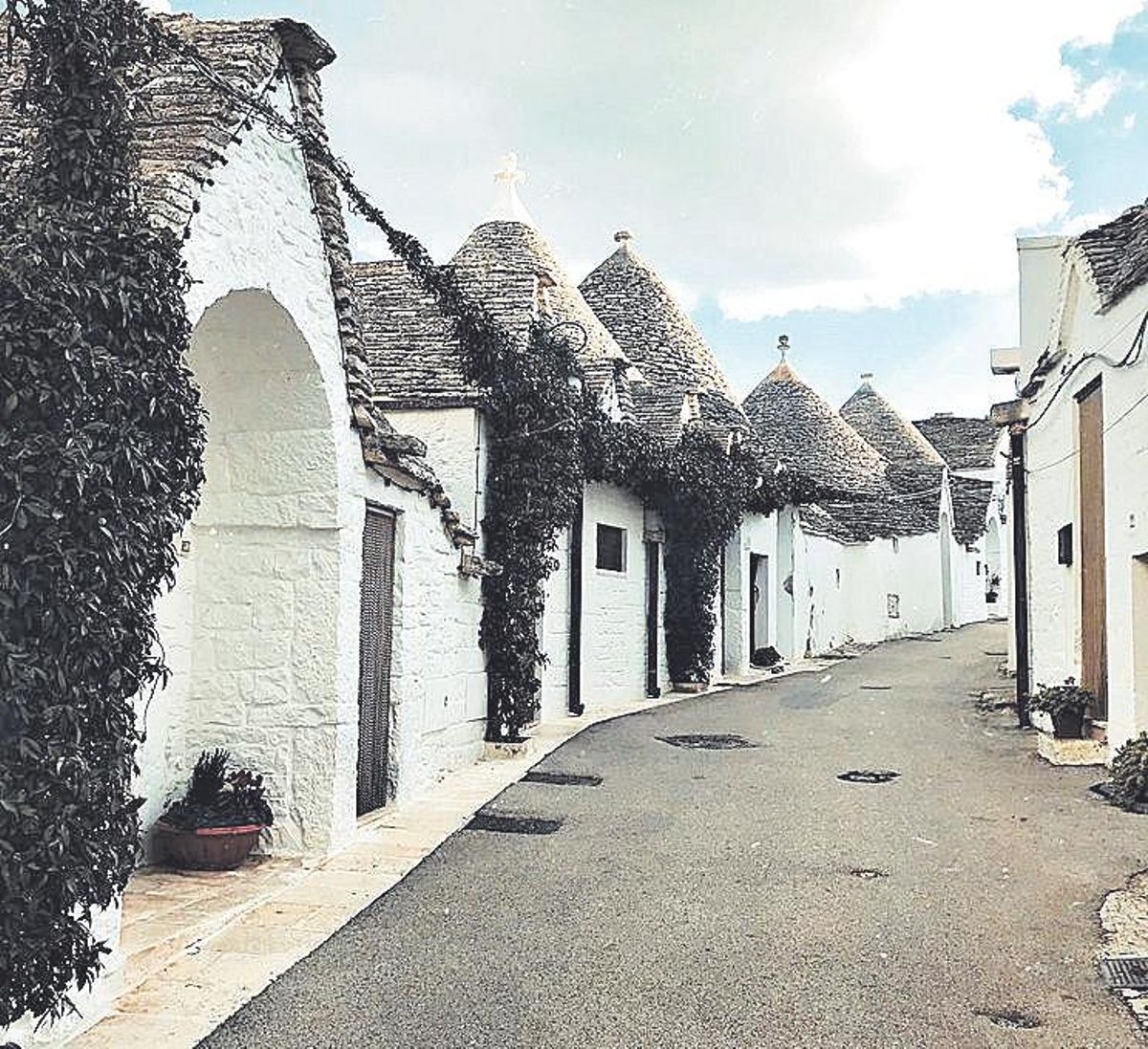 Un carrer amb diversos «trulli»