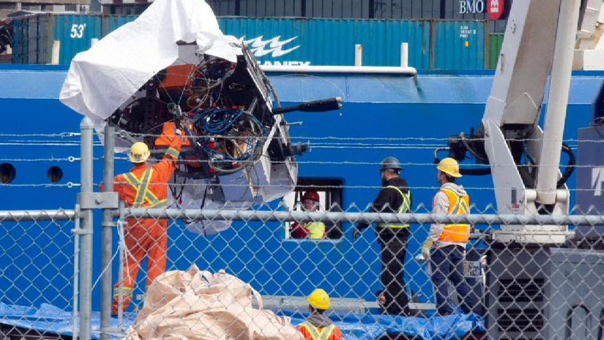 Encuentran posibles restos humanos entre los escombros del submarino Titan.