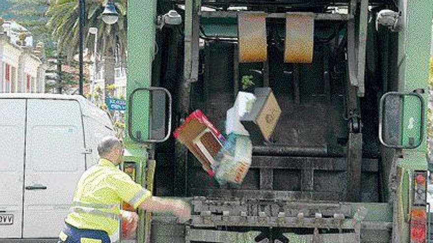 Cangas apuesta por un sistema de recogida de basuras con camiones de carga superior