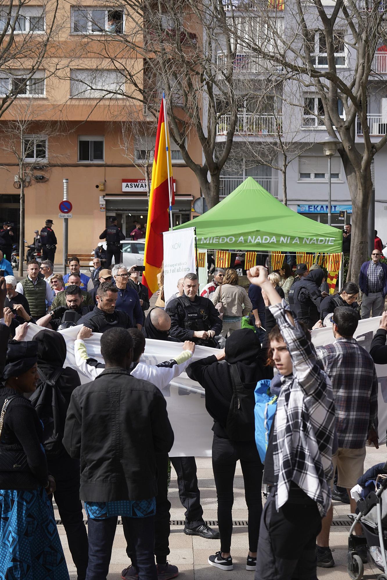 Un centenar de persones es manifesten contra un acte electoral de VOX a Girona