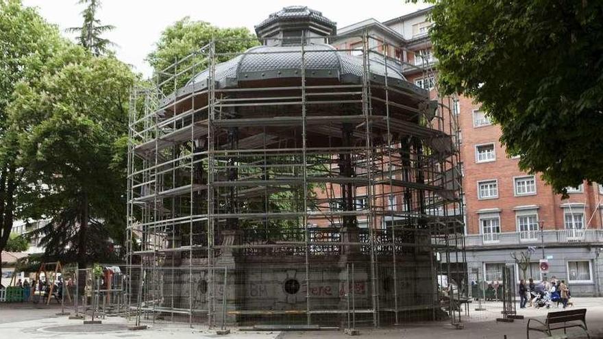 El quiosco de la música del parque Dolores F. Duro de La Felguera, rodeado de andamios.