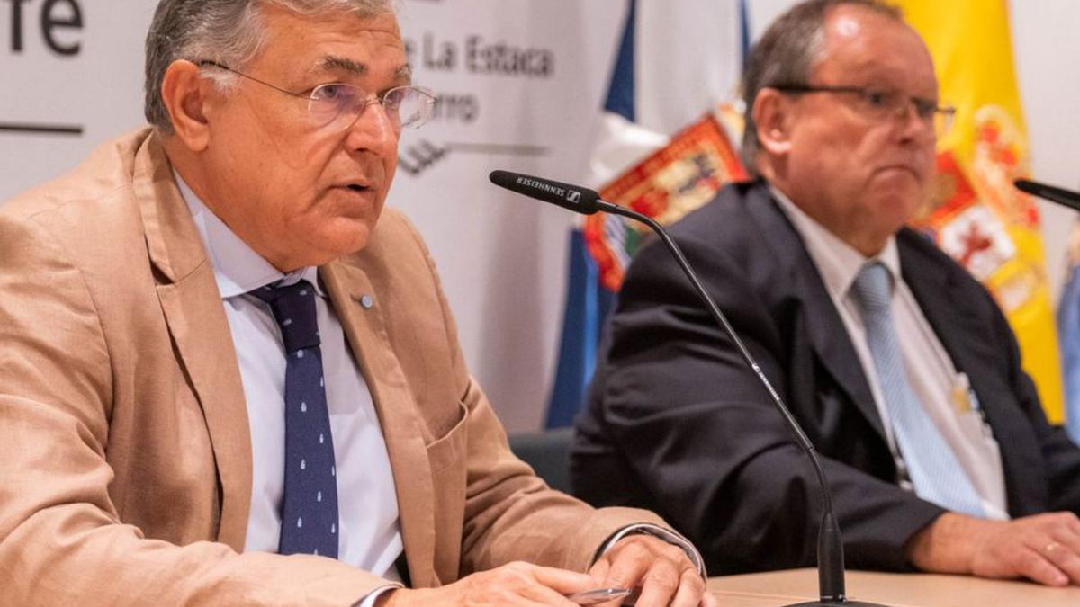 Carlos González  y Javier Mora, presidente y directorde la Autoridad Portuaria. | | A.G.