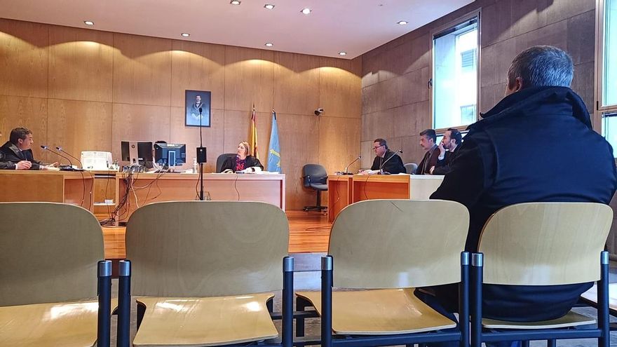 &quot;Fue una desgraciada distracción; no ha vuelto a conducir”, afirma el abogado del repartidor que atropelló mortalmente a un guardia civil en Mieres