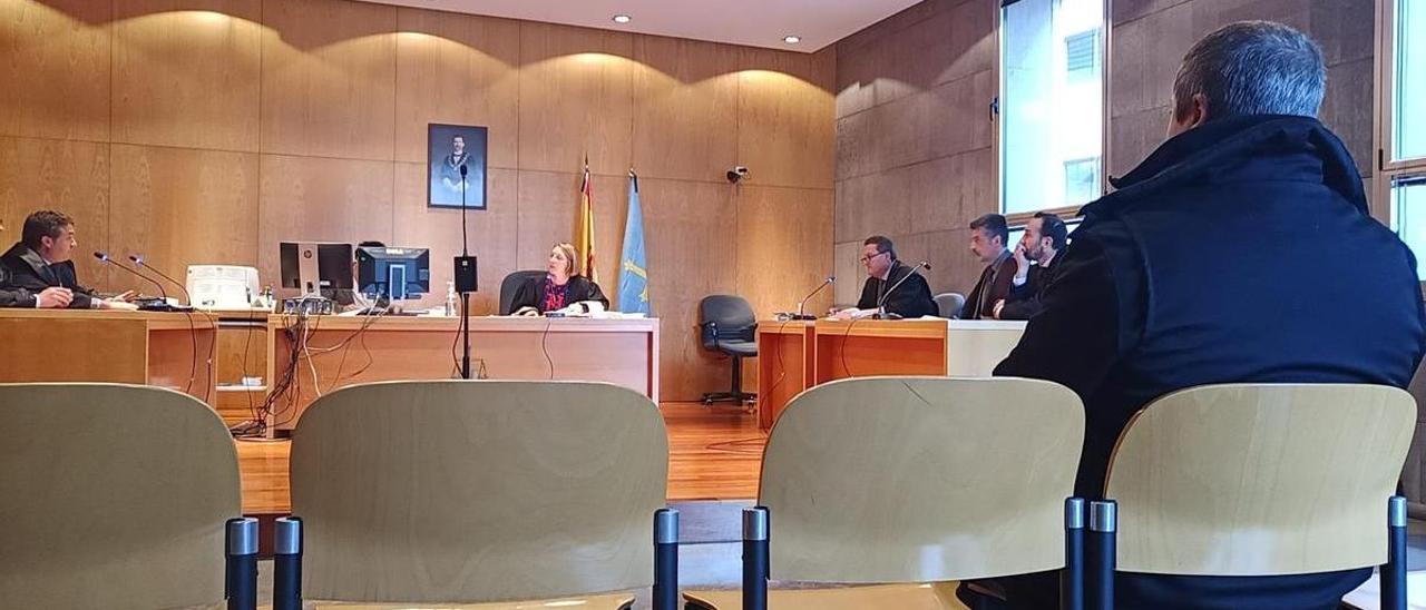 El acusado, de espaldas, en el Juzgado de lo penal número dos de Oviedo.