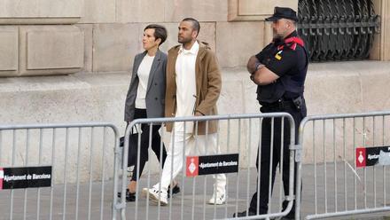 Gritos de violador a la llegada de Dani Alves a la Audiencia de Barcelona