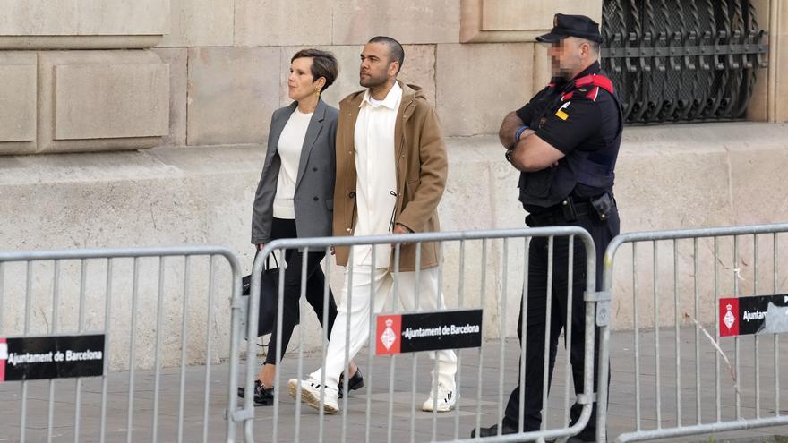 Dani Alves, abucheado en su llegada a la Audiencia de Barcelona para cumplir con las medidas impuestas para su libertad: &quot;Eres un violador&quot;