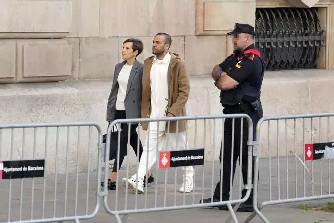 Gritos de 'violador' a la llegada de Dani Alves a la Audiencia de Barcelona