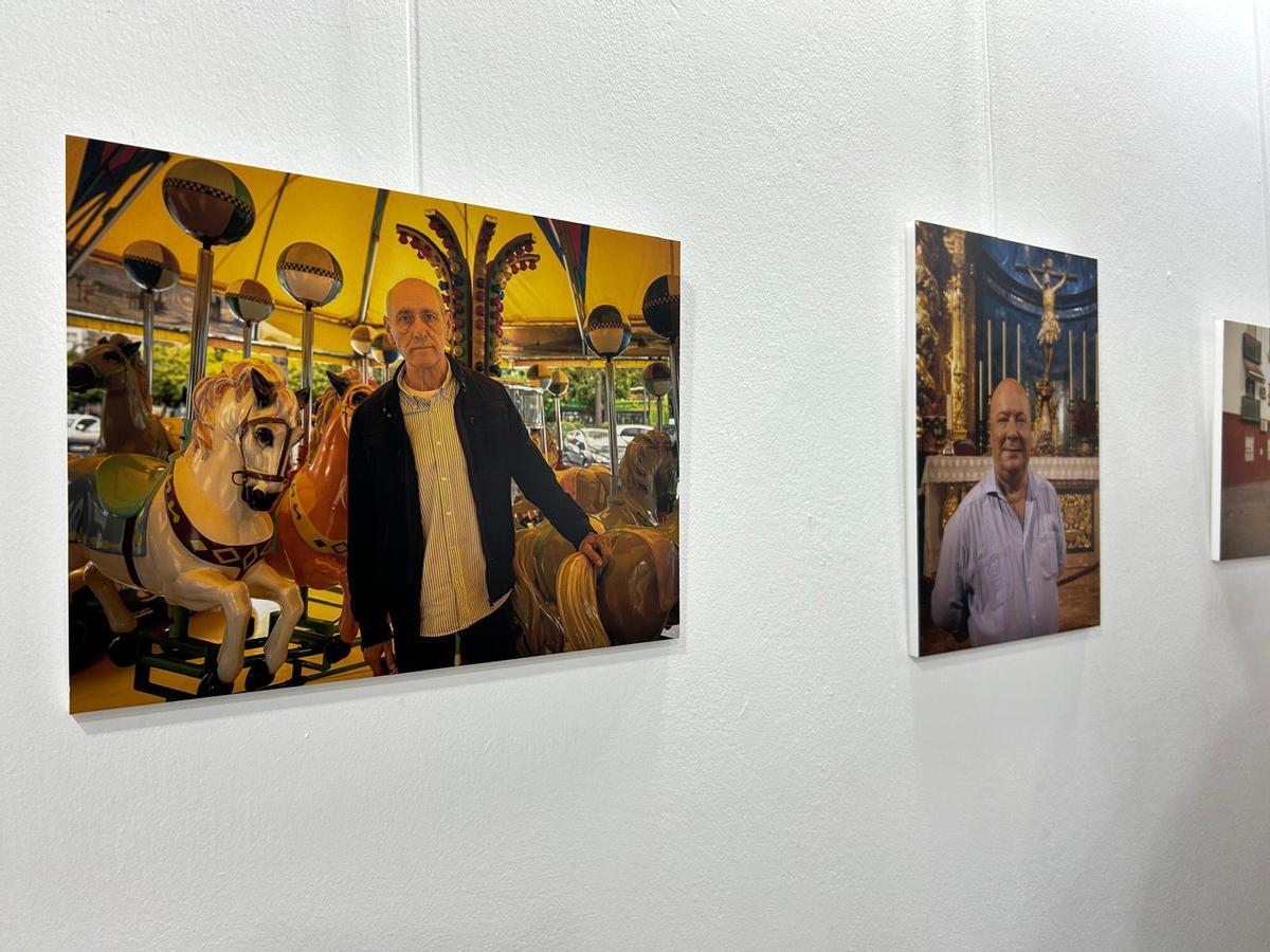 Una de las fotografías de la exposición fotográfica que retrata el conocido dueño de las 'calesitas' del Tardón.