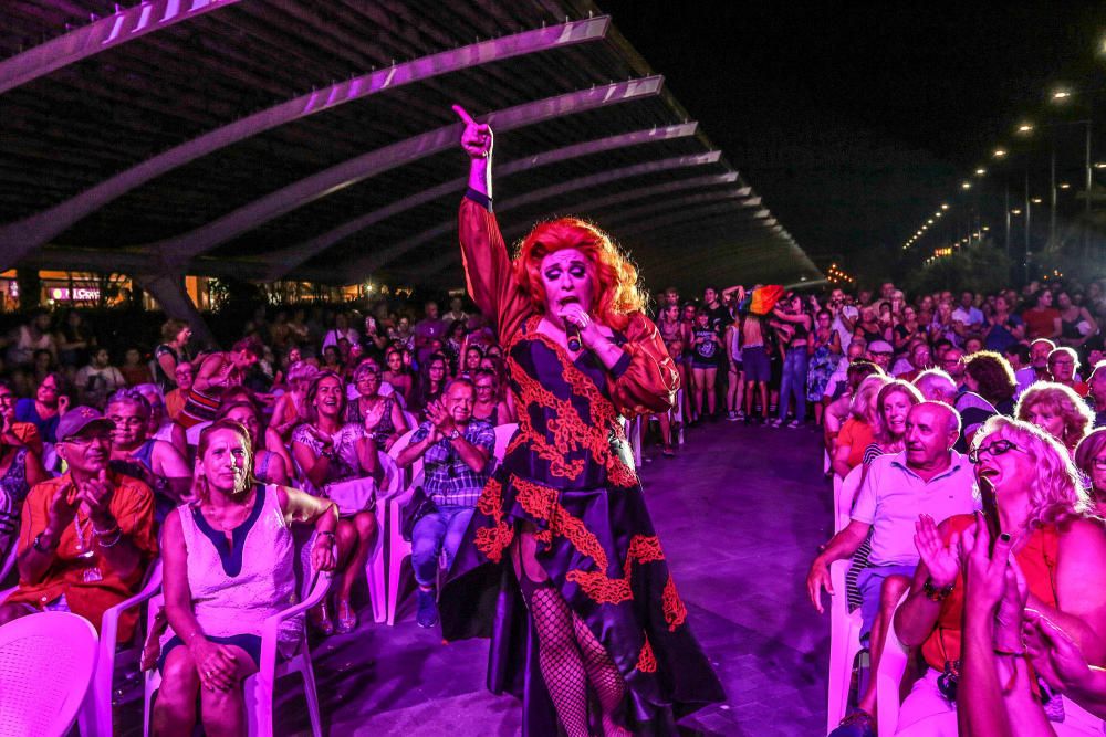 Cientos de personas participan en el primer Día del Orgullo en un acto festivo y reivindicativo de la diversidad sexual.