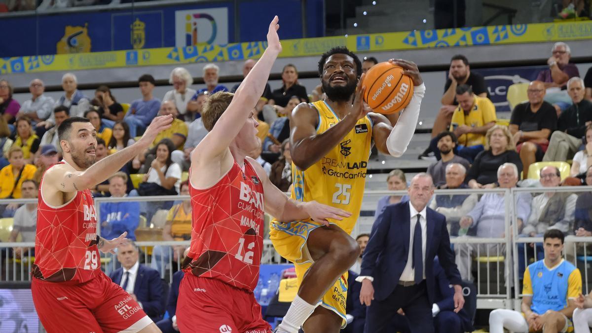 Metu intenta anotar en presencia de Steinbergs y Oriola en el duelo de ayer en el Arena.