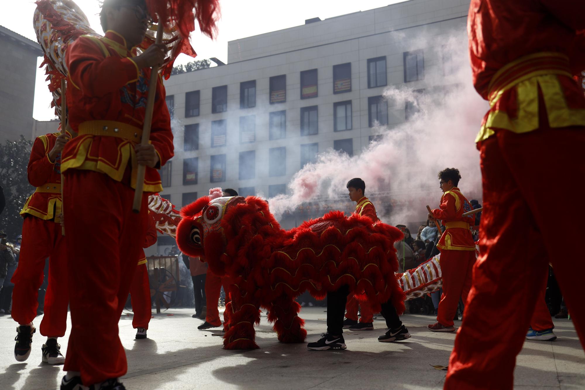 La comunidad china de Zaragoza llena de color el centro para saludar al Año del conejo