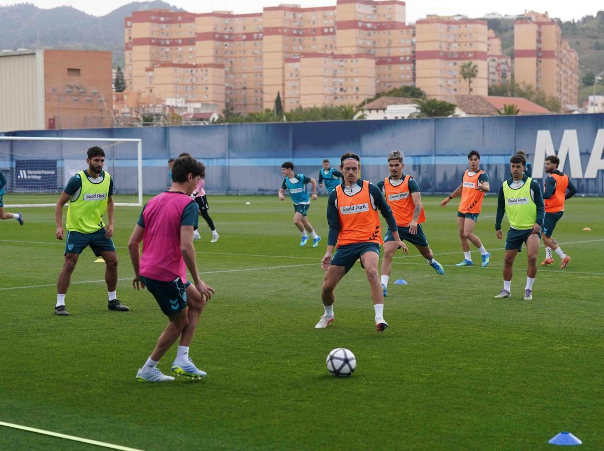 Dotor (peto rosa) y Galilea (peto amarillo) entrenaron este martes con el Málaga CF.