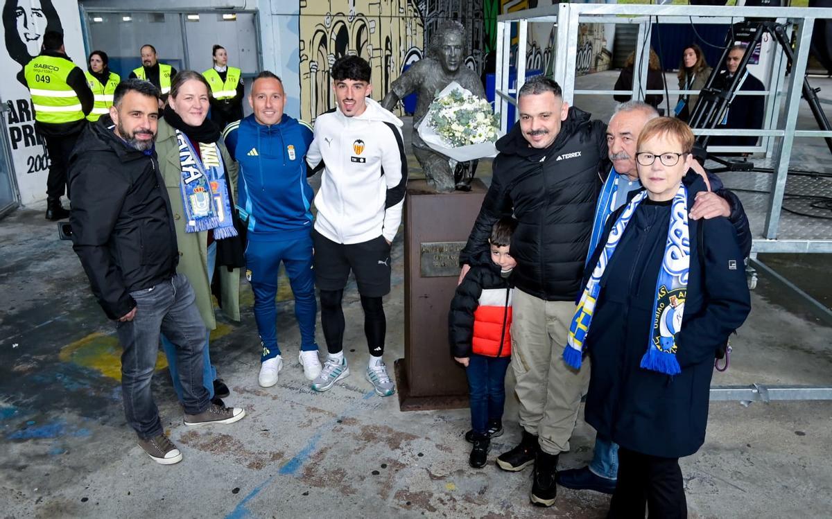 Foto homenaje Santi Cazorla y Diego López