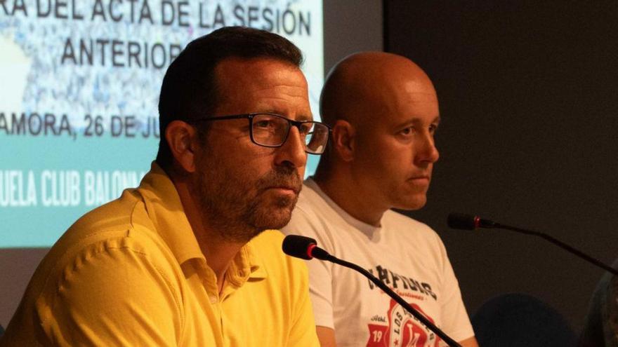 Iñaki Gómez, presidente del BM Zamora, junto a Arcel Andrés. | JOSE LUIS FERNÁNDEZ